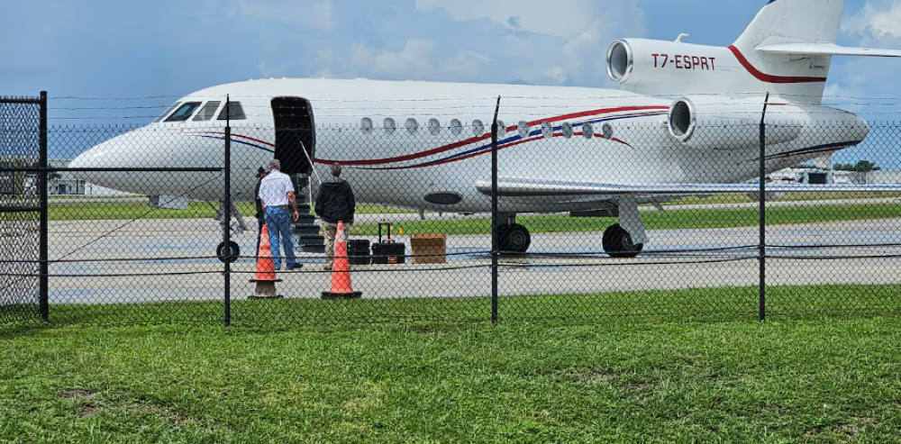 El avión, un Dassault Falcon 900EX, se encontraba en territorio dominicano por necesidades de mantenimiento. / AFP,image_description: