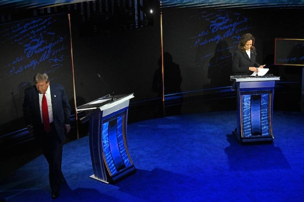 El expresidente estadounidense y candidato presidencial republicano Donald Trump sale al final de un debate presidencial con la vicepresidenta estadounidense y candidata presidencial demócrata Kamala Harris en el Centro Nacional de la Constitución en Filadelfia, Pensilvania, el martes 10 de septiembre/AFP,image_description: