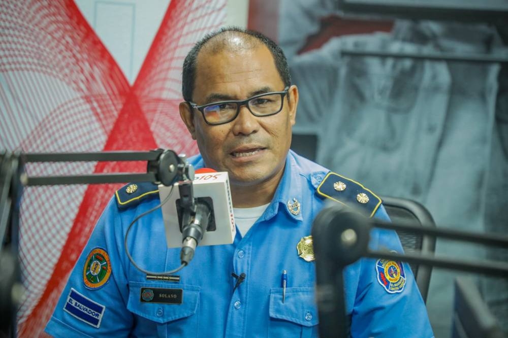 Director de Bomberos, Baltasar Solano, en entrevista en 105.3 Radio. / @BomberosSV