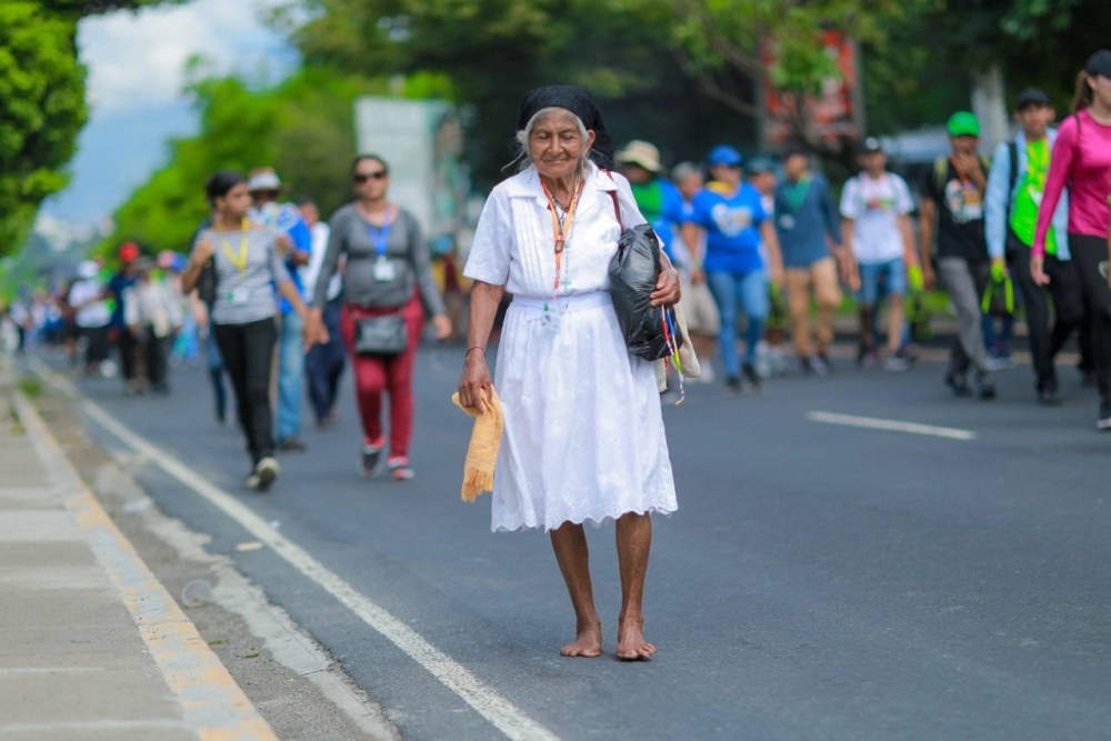 Adultos mayores durante una caminata a la cuna de monseñor Romero. /Cortesía de Daniel Salazar.,image_description: