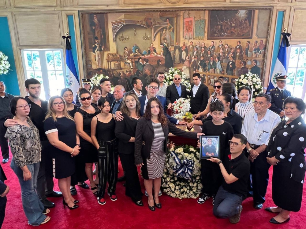 Familia Arriaza Chicas momentos antes del traslado del féretro hacia el cementerio