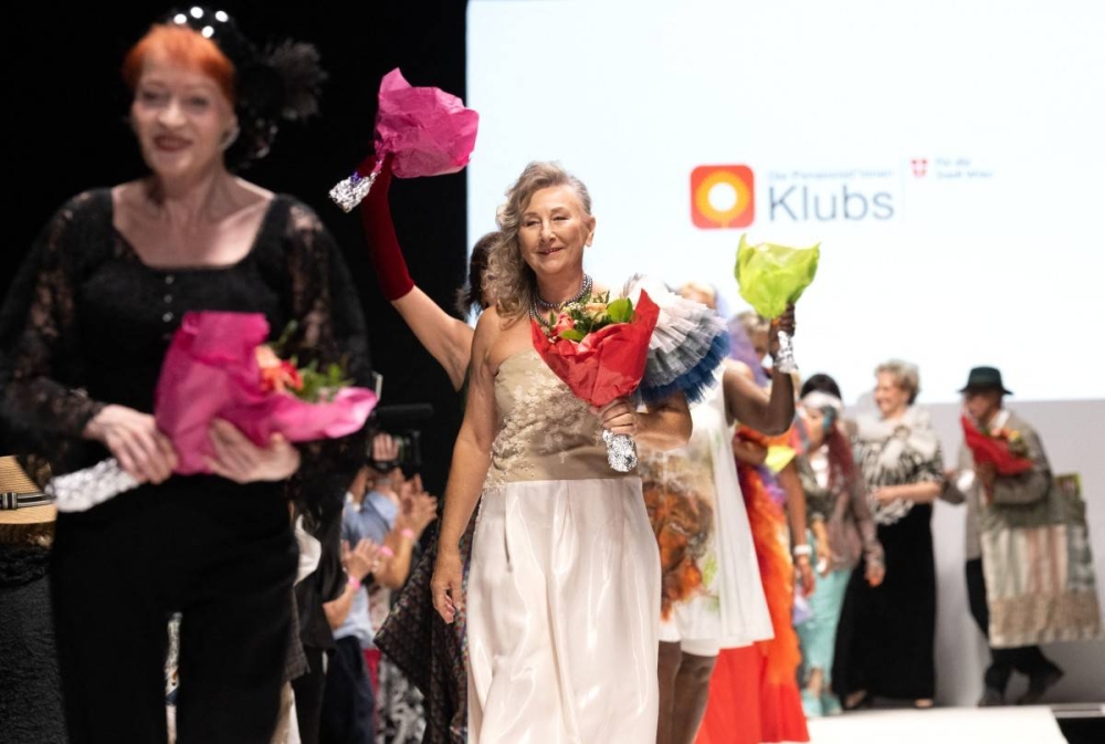 Las mujeres mayores triunfaron en el fashion week celebrado en el museo Quartier de Viena, este martes. Photo by Joe Klamar / AFP,image_description: