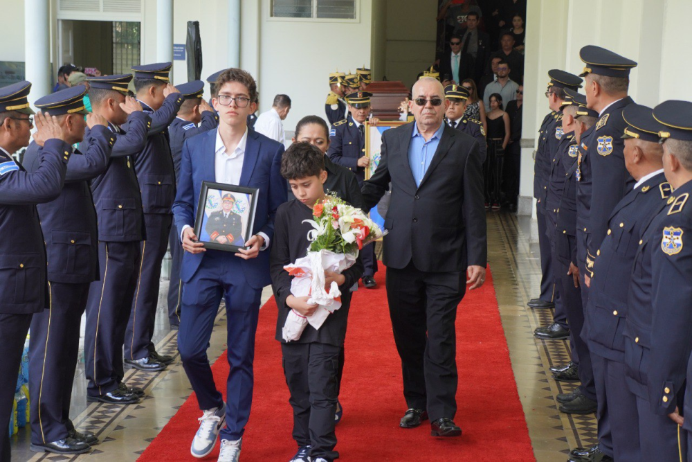 Los hijos, hermano y esposa del comisionado general Mauricio Arriaza Chicas. / Francisco Valle.