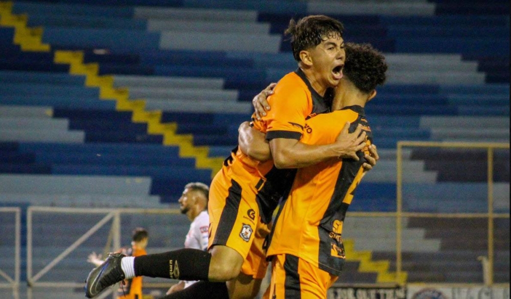 El grito de Ricardo Villatoro, el juvenil de Águila que fue figura y que anotó el segundo gol. ,image_description: