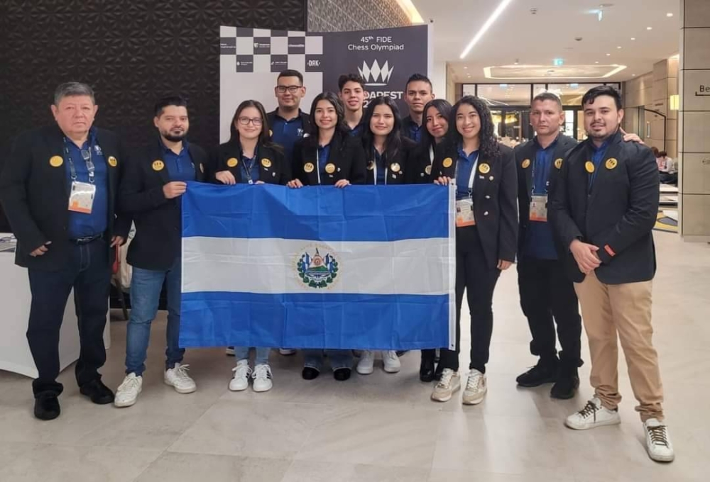 La delegación salvadoreña al llegar a Budapest. ,image_description: