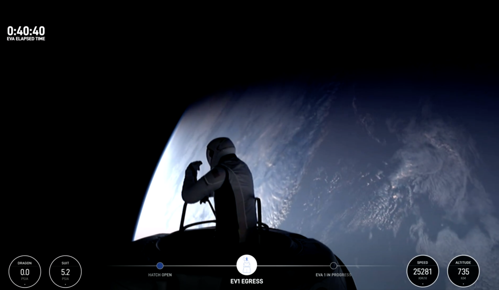 Isaacman emergió al espacio al salir de la nave en el primer paseo espacial privado de la historia, liderado por SpaceX. /Captura de pantalla ,image_description: