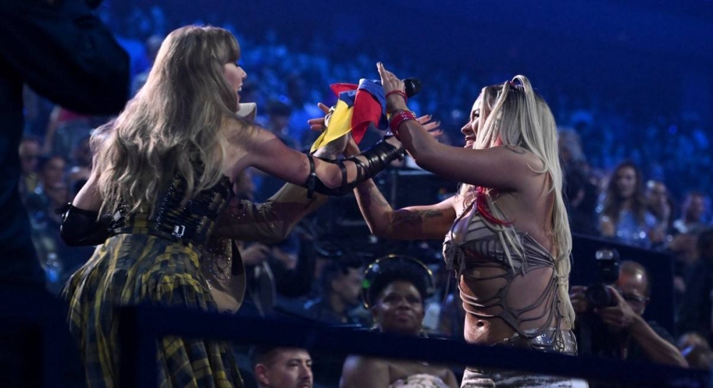 Taylor Swift y Karol G prendieron la fiesta de los premios MTV Video Music Awards en el UBS Arena de Nueva York. Photo by Noam Galai / GETTY IMAGES NORTH AMERICA / Getty Images via AFP,image_description: