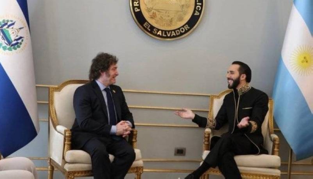 Los presidentes Javier Milei y Nayib Bukele en San Salvador luego de la segunda toma de posesión del mandatario salvadoreño. / ,image_description: