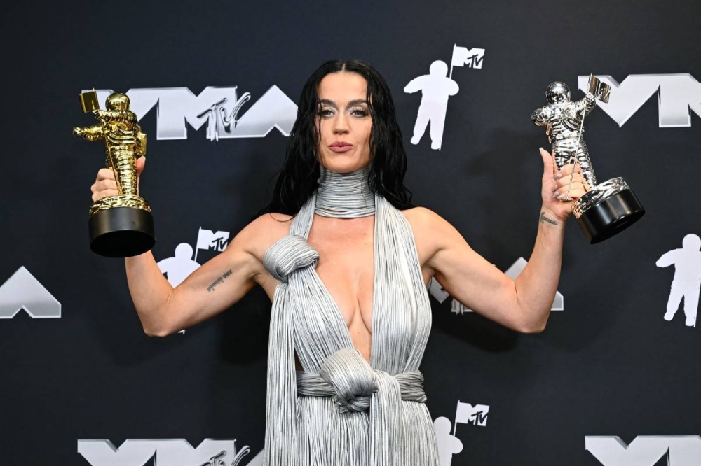 Katy Perry recibió el premio especial dorado Michael Jackson Video Vanguardia y uno más al Performance más Icónico por Roar. Photo by ANGELA WEISS / AFP,image_description: