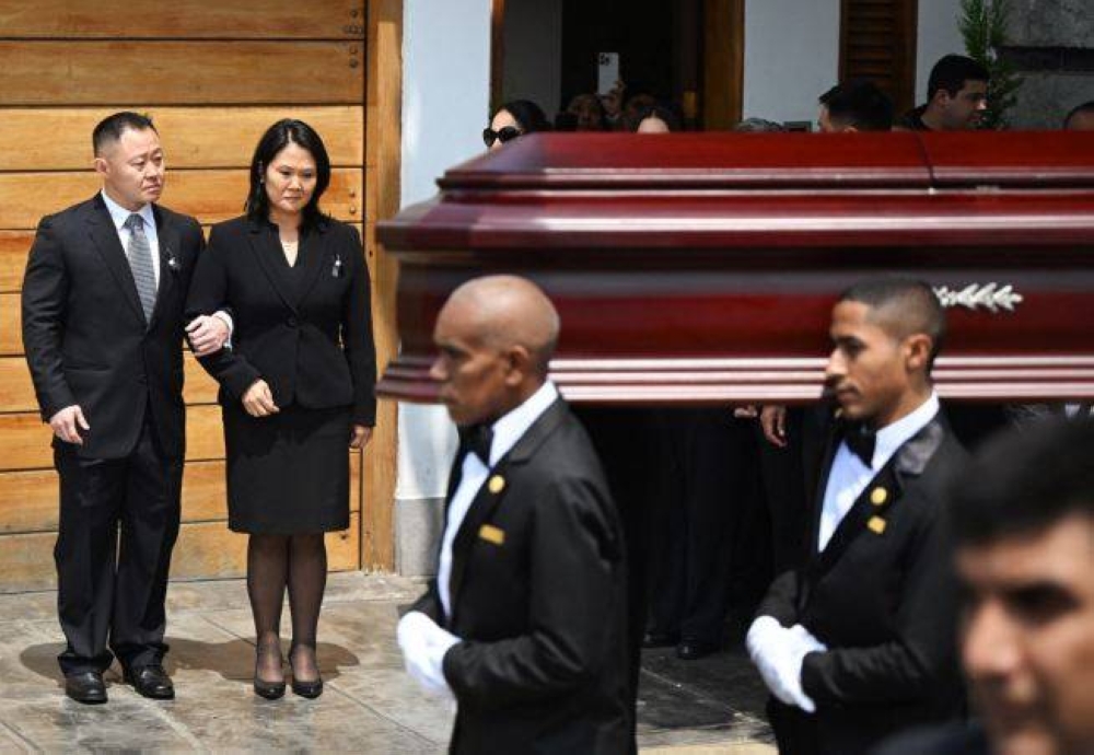 Kenji y Keiko Fujimori se despiden de los restos de su padre Alberto Fujimori/ Foto AFP.,image_description: