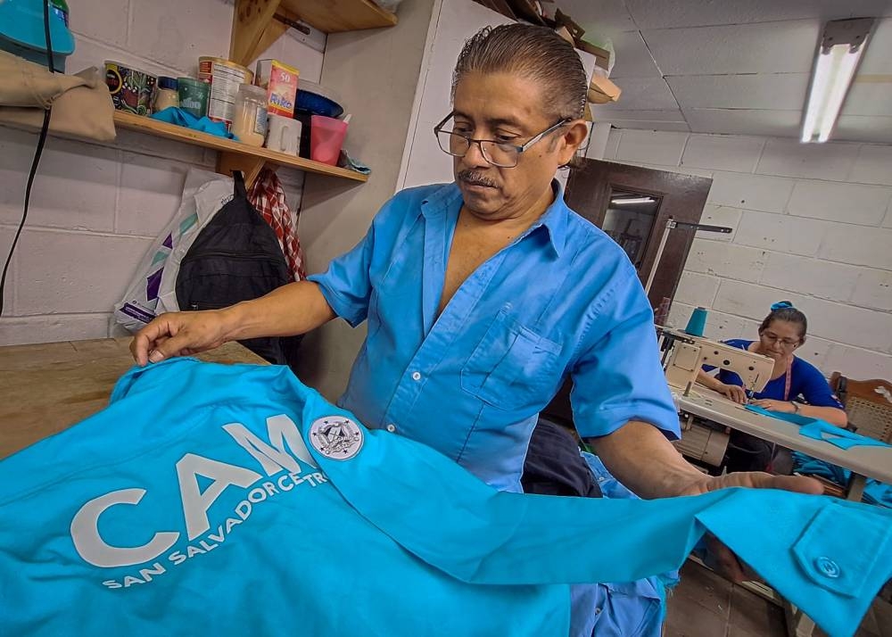 El nuevo uniforme del CAM será color cyan y tendrá el nombre del municipio. / @PrensaAMSSC