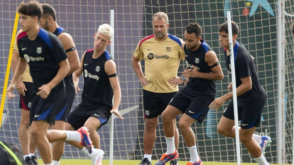 Hansi Flick, en un entrenamiento del Barcelona. ,image_description: