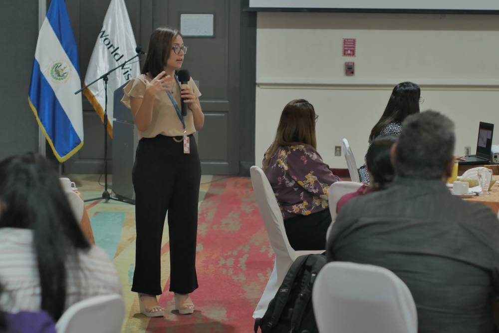 El evento fue dirigido por la Lic. Marcela Menjivar, especialista en el tema de manejo de la comunicación enfocada en derechos de la niñez. Cortesía