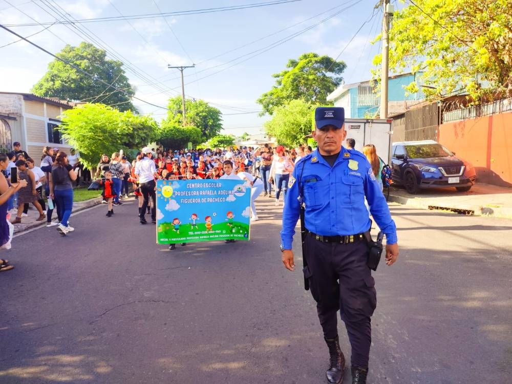 Agentes del CAM acompañan desfile infantil en Mejicanos. / @PrensaAMSSC