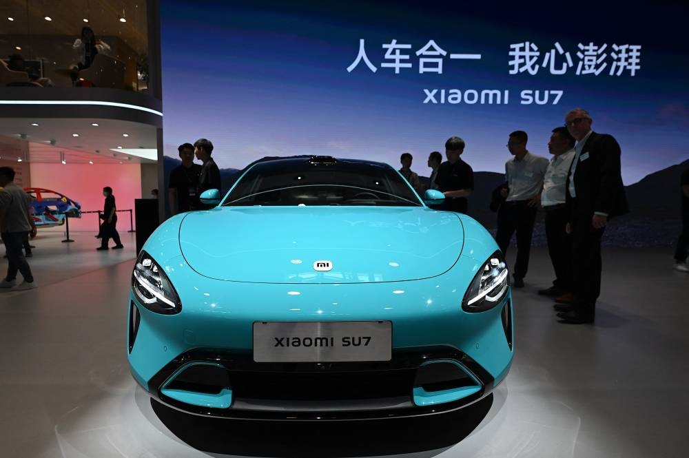 Xiaomi SU7. Es el primer coche eléctrico de Xiaomi. Alcanza los 265 kilómetros por hora de velocidad máxima y tiene 800 Kilómetros de autonomía combinada. /AFP,image_description: