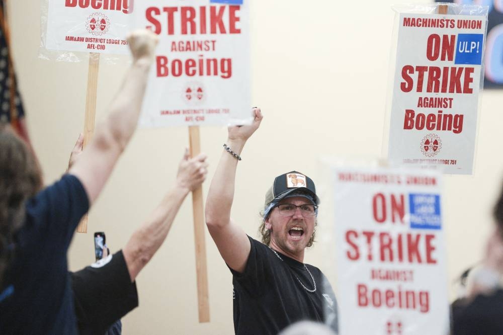 Miembros del sindicato en la huelga Aerospace Machinists District 751. /AFP,image_description: