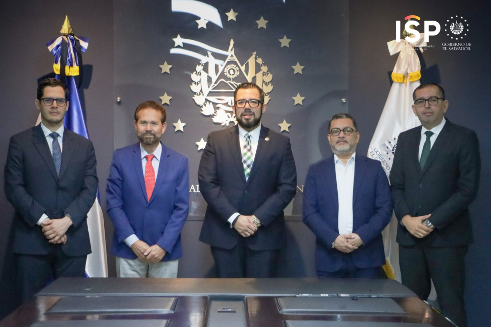 José Francisco Ortiz, Fabio Durán Valverde, de la OIT, junto Marlos Antonio Vásquez Ticas al centro, del ISP. / ISP.,image_description: