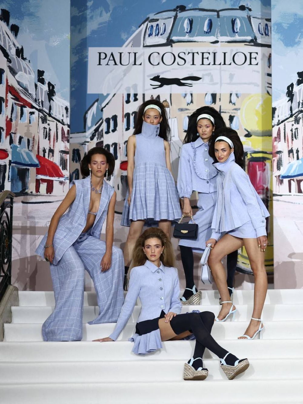 Paul Costelloe, colección Spring/Summer 2025. Photo by HENRY NICHOLLS / AFP