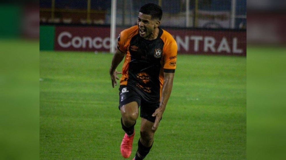 Melvin Cartagena celebrando su espectacular gol ante Olimpia/ Foto Águila.,image_description: