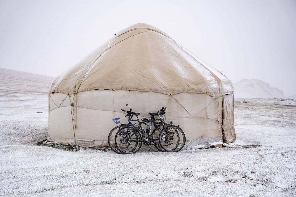 Una yurta es una vivienda utilizada por los nómadas en Asia Central. De frente, las bicicletas de Chepe Ruiz y Marica.