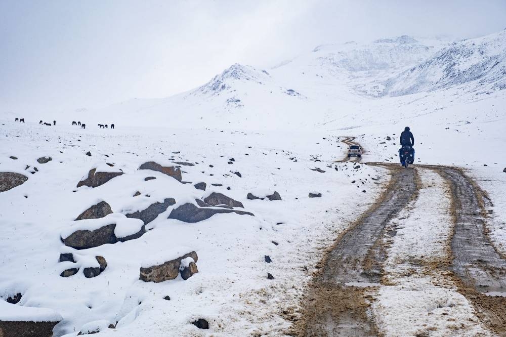 El camino por la nieve en su bicicleta 