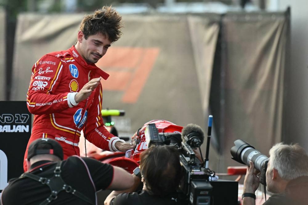 El monegasco Charles Leclerc celebra su tiempo en Baku. Fue el mejor en la jornada de la qualy. / AFP,image_description: