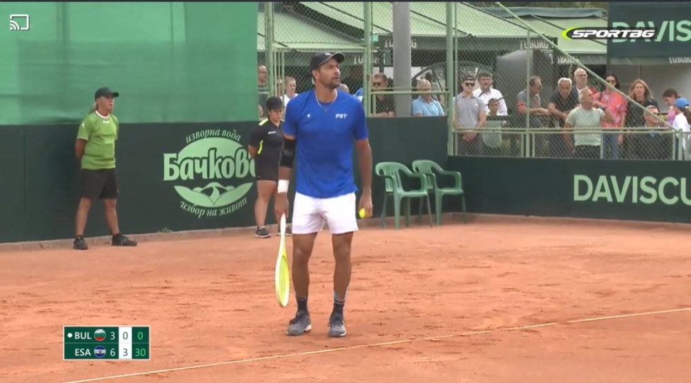 Chelo, antes de hacer su servicio en las canchas de arcilla. 