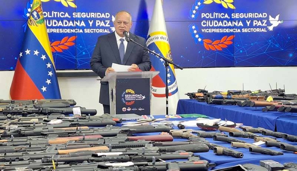 El ministro de Interior, Diosdado Cabello, en conferencia para anunciar las detenciones y la incautación de armas. /MijpVzla,image_description: