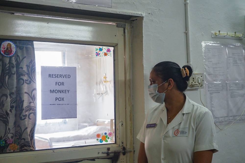 Una enfermera junto a una sala de aislamiento de mpox recién creada en un hospital civil de Ahmedabad el 10 de septiembre de 2024. /AFP,image_description: