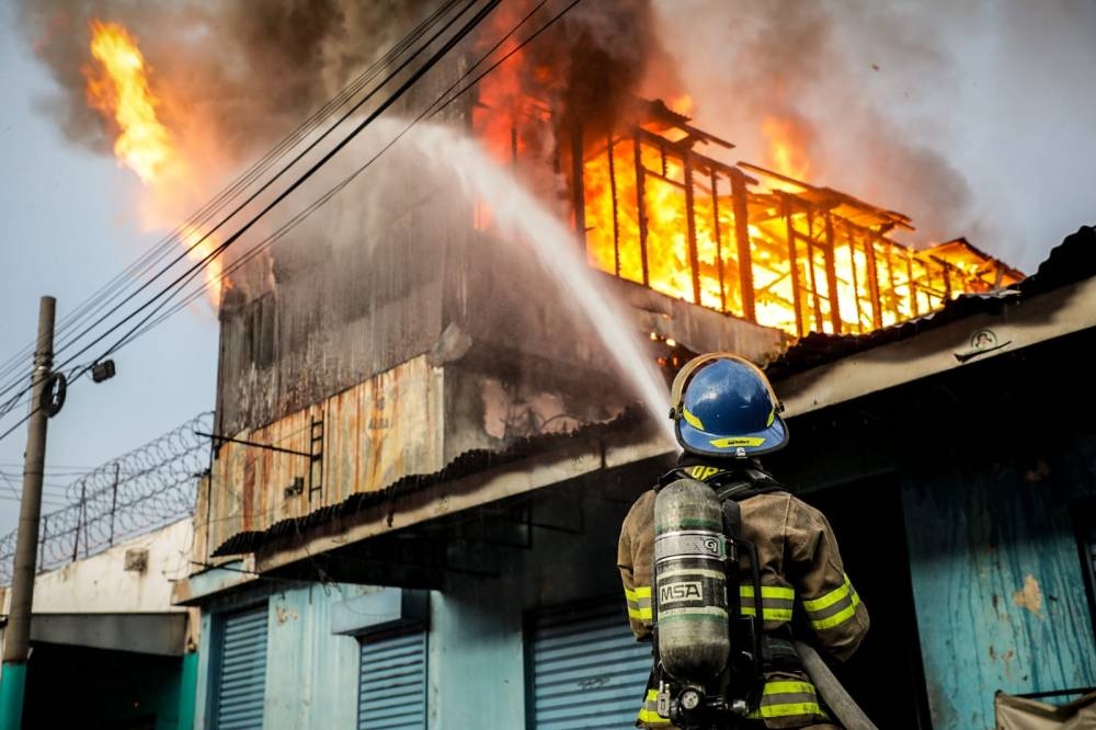 Más de 25 elementos trabajaron para controlar el incendio en la Avenida España. /Bomberos,image_description: