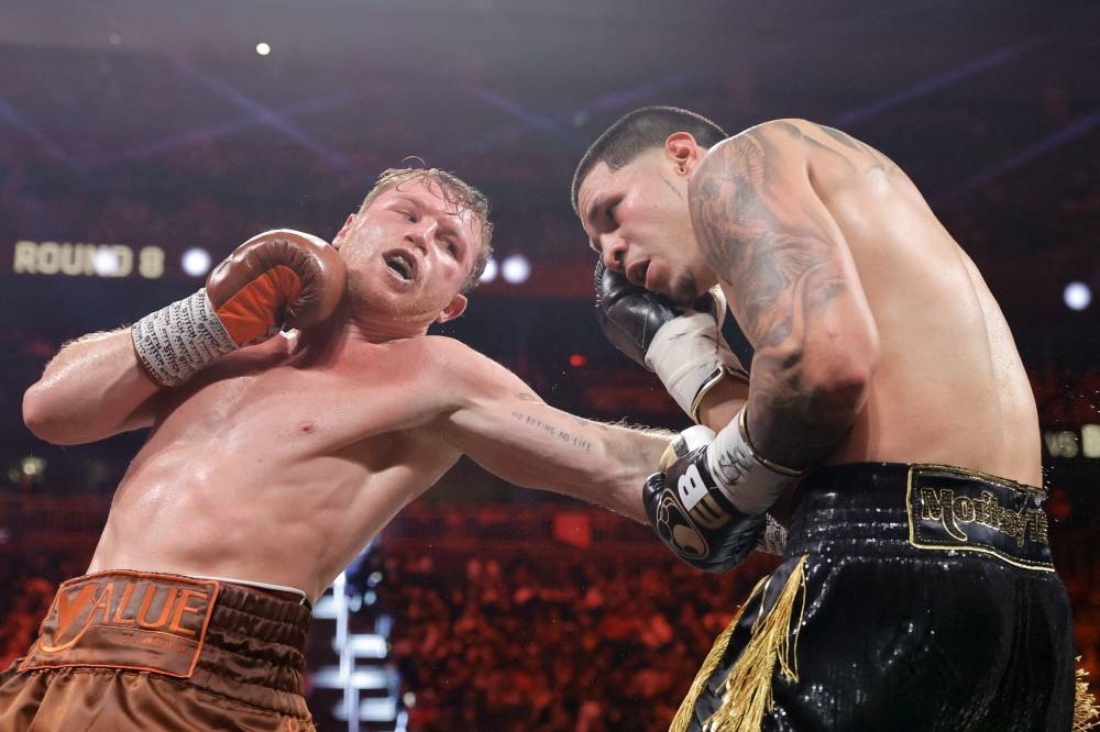 Canelo Álvarez impacta en el cuerpo de Edgar Berlanga. / AFP,image_description:Canelo Alvarez v Edgar Berlanga