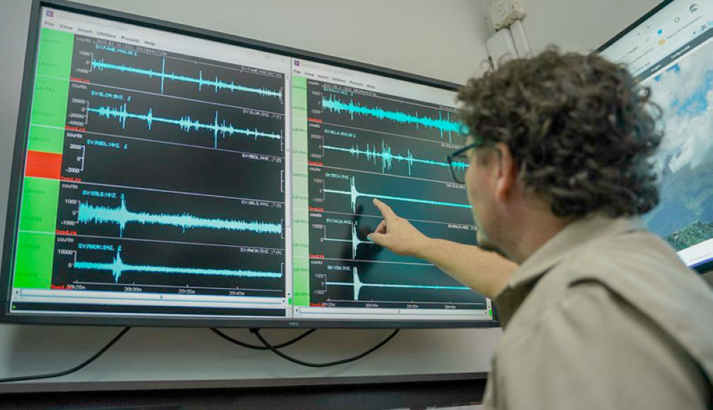 Teu0301cnico de sismologiu0301a del Marn muestra un monitor donde se registran los sismos en el paiu0301s. Archivo Marn,image_description:
