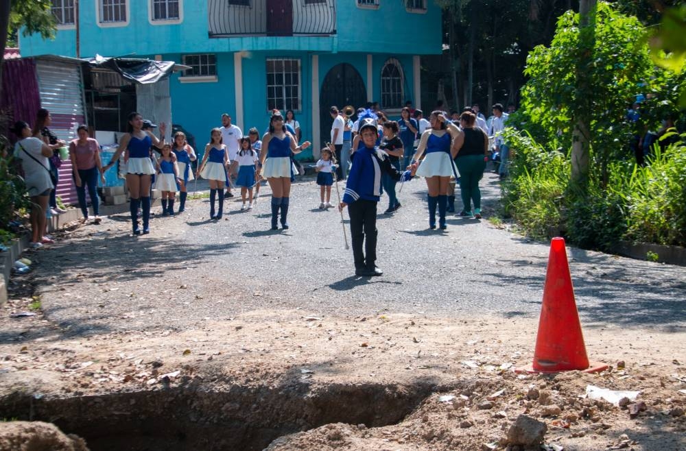 Aun en las malas condiciones de las calles de Cuscatancingo, Brandon brilló con su presentación este sábado. Lisbeth Ayala.