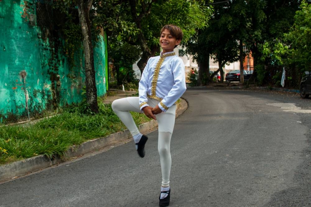 El pequeño Brandon practica ballet en la Escuela Nacional de Danza Morena Celarié. Lisbeth Ayala.