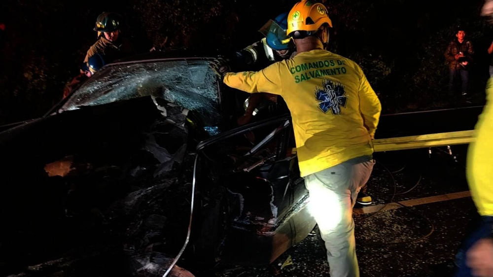 Elementos de Comandos de Salvamento durante el rescate de la persona atrapada en el accidente. /Cortesía ,image_description: