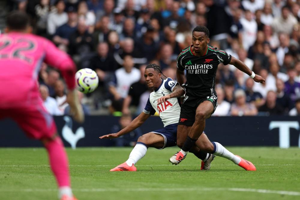 Wilson Odobert, del Tottenham, remate ante el marco del Arsenal. / AFP,image_description: