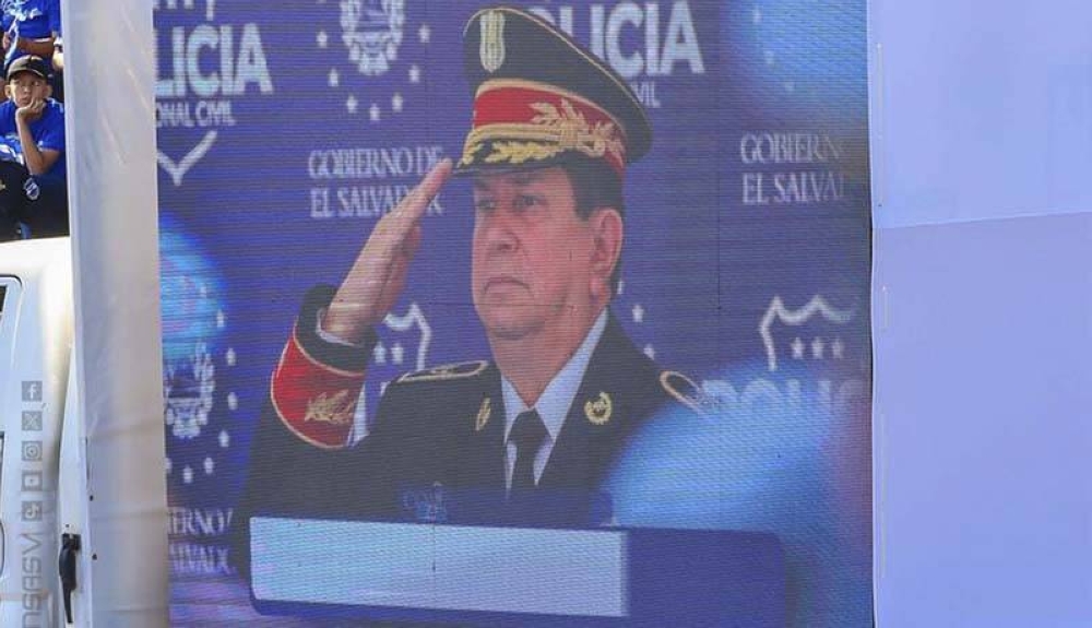 En el desfile se rindió tributo al director de la PNC, Mauricio Arriaza Chicas, quien falleció en un accidente aéreo en La Unión. /Secretaria de Prensa