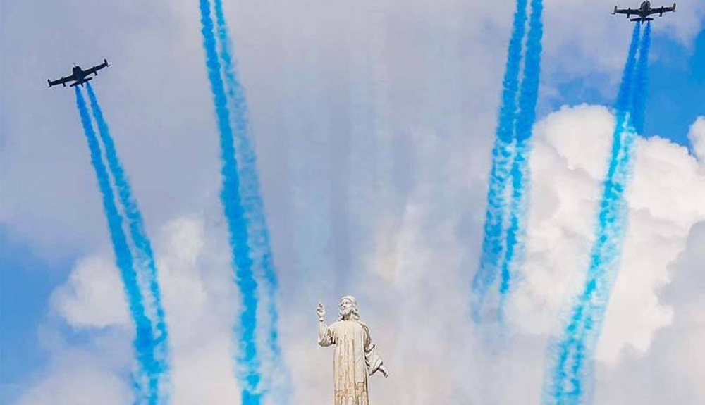 La Fuerza Aérea participó en la inauguración del desfile que salió en la plaza Divino Salvador del Mundo./Secretaría de la Presidencia 