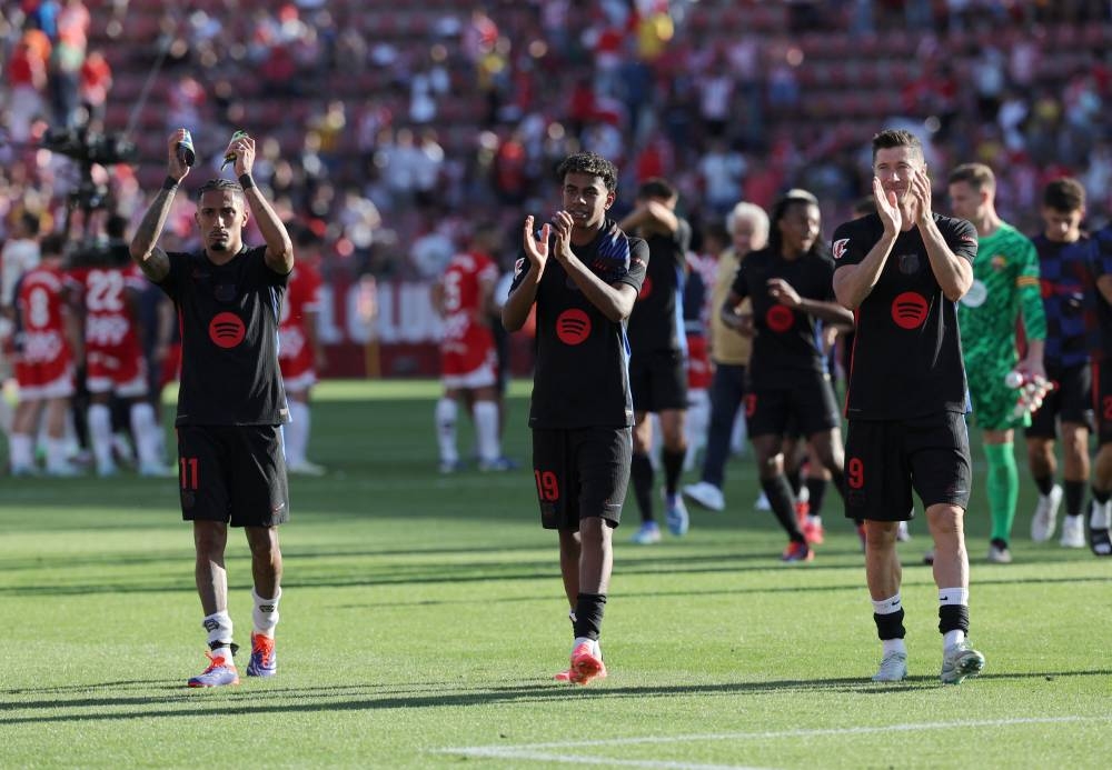 Los jugadores del Barcelona saludan a su público. / AFP,image_description: