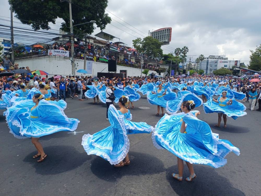 La danza folclórica no podía faltar en el desfile, una actividad muy propia de las festividades en el mes cívico. /Francisco Valle,image_description: