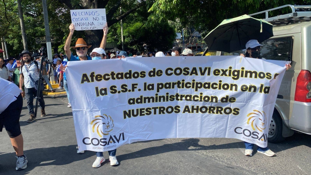 Afectados por el caso Cosavi se sumaron a la marcha para exigir la devolución del dinero y una investigación. /Lisbeth Ayala,image_description: