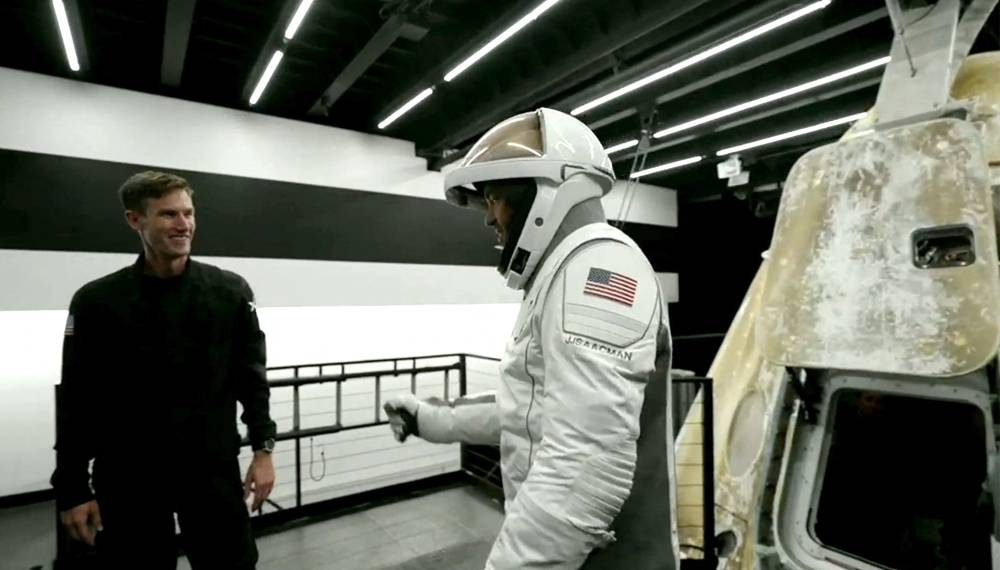 Esta imagen fija tomada de una transmisión de SpaceX y Polaris el 15 de septiembre de 2024 muestra al comandante de la misión estadounidense Jared Isaacman derecha y a los miembros del personal. /AFP,image_description: