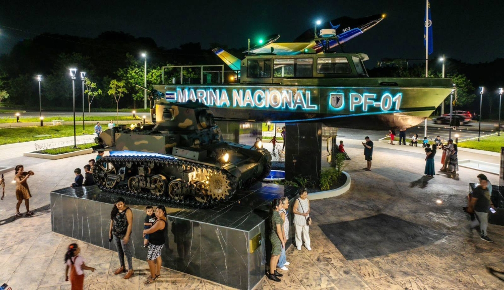 La plaza bicentenaria de fundación de la Fuerza Armada de El Salvador está ubicada en el bulevar Luis Poma. /Fuerza Armada,image_description: