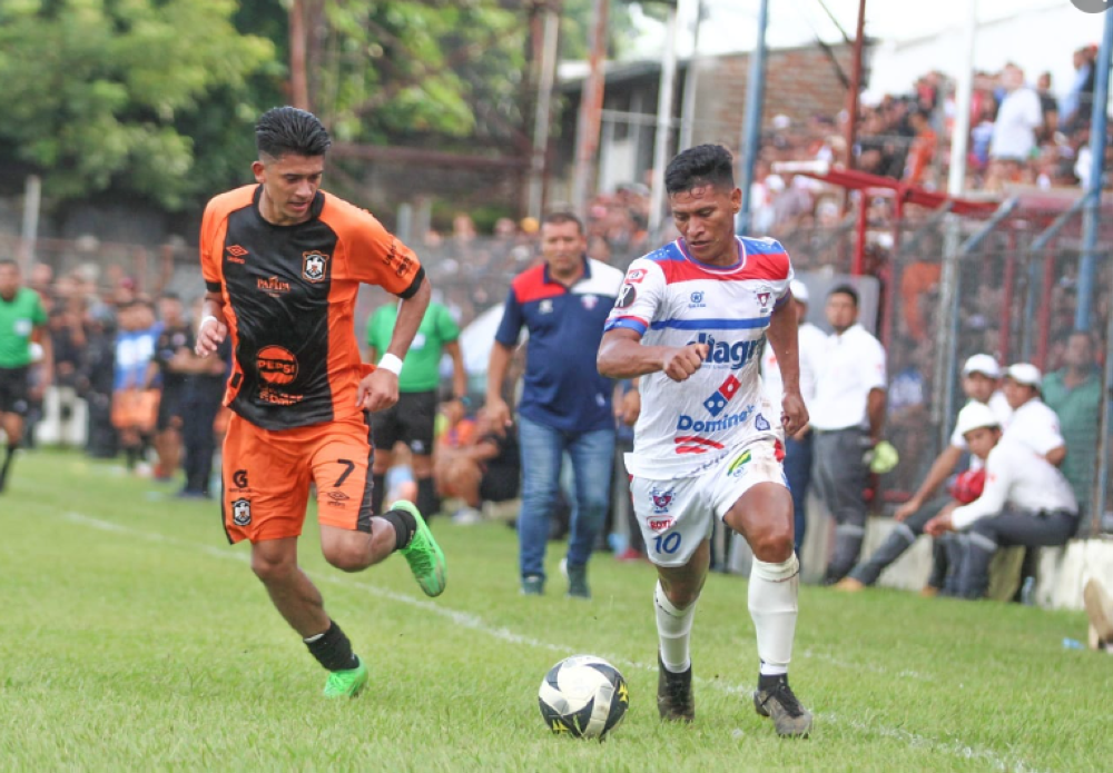 Kevin Reyes y Víctor García pelean un balón en el derbi oriental que terminó con la victoria de Firpo/ Foto cortesía de Firpo.,image_description: