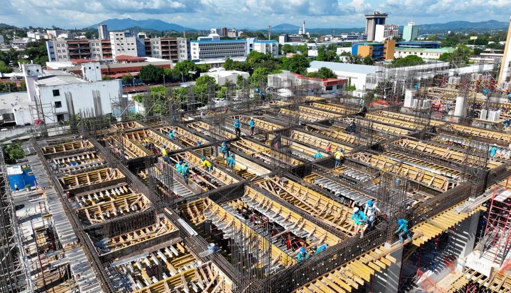 Bukele aseguró que la construcción de los hospitales Rosales y de Nejapa u201cvan muy avanzadosu201d. /DOM,image_description: