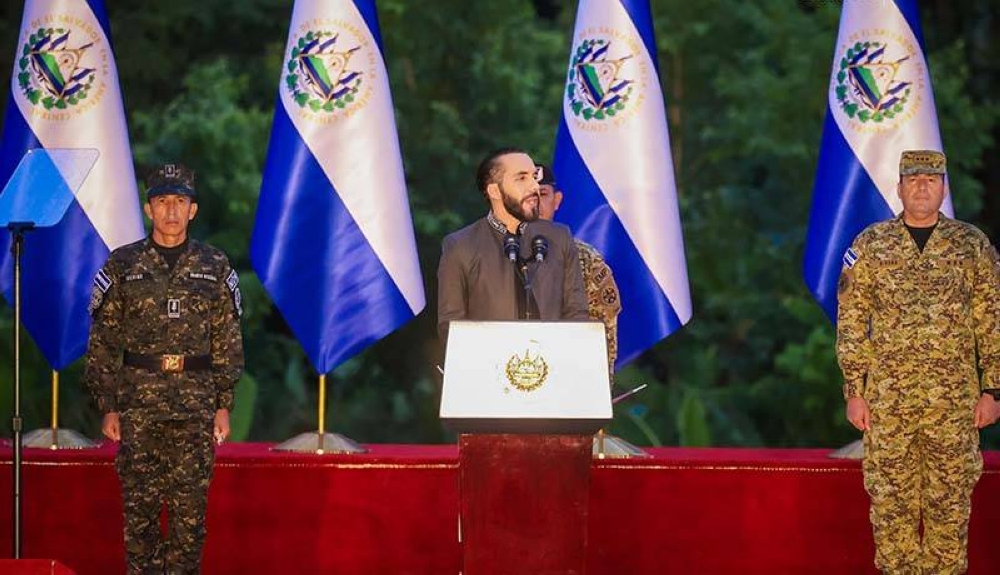 Nayib Bukele, presidente de El Salvador, durante un discurso frente a 18,000 elementos de la Fuerza Armada. /Secretaría de Prensa,image_description: