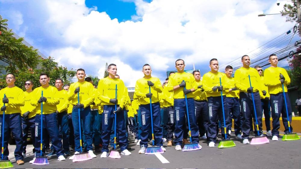 Más de 300 reos participaron en labores de limpieza tras desfile de Día de la Independencia/ Foto Dirección de Centro Penales.,image_description: