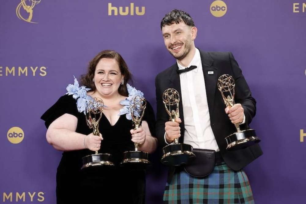 Jessica Gunning y Richard Gadd, ganadores del premio a la mejor miniserie por Baby Reindeer, posan en la sala de prensa durante la 76.u00aa edición de los premios Primetime Emmy en el Peacock Theater en Los Ángeles, California./AFP,image_description:76th Primetime Emmy Awards  Press Room