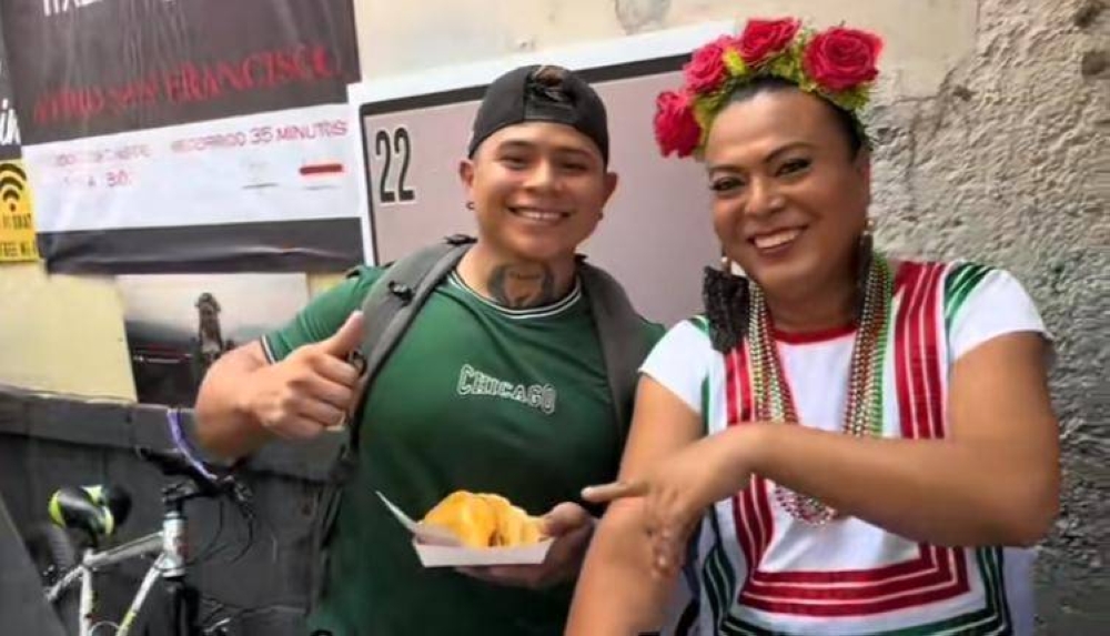 Lady Tacos, muy orgullosa de ser un ícono mexicano y LGBT cedió una foto con el tiktoker salvadoreño.,image_description: