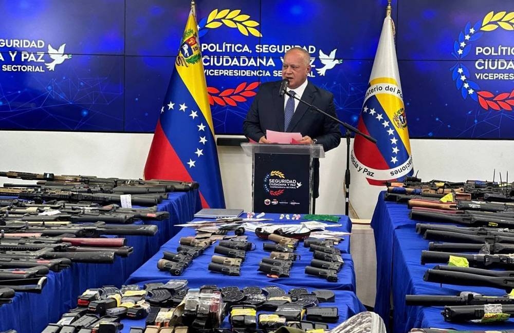 El gobierno de Venezuela anunció el sábado la detención de tres ciudadanos estadounidenses, dos españoles y un checo por estar relacionados con un supuesto complot para atacar a Maduro y desestabilizar el país./ AFPn,image_description: